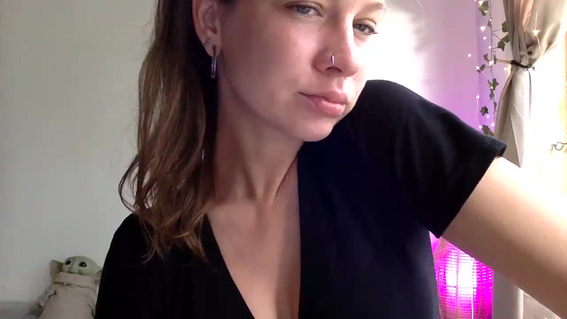 Gallery image thumbnail from Qi_ra's myfreecams stream on, 04/07/2025, 23:38 image 5 of 20