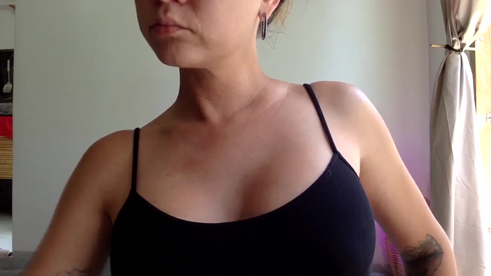 Gallery image thumbnail from Qi_ra's myfreecams stream on, 04/11/2025, 04:11 image 10 of 20