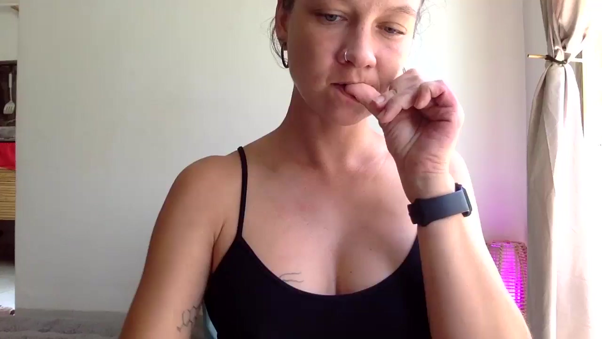 Gallery image thumbnail from Qi_ra's myfreecams stream on, 04/11/2025, 04:11 image 11 of 20