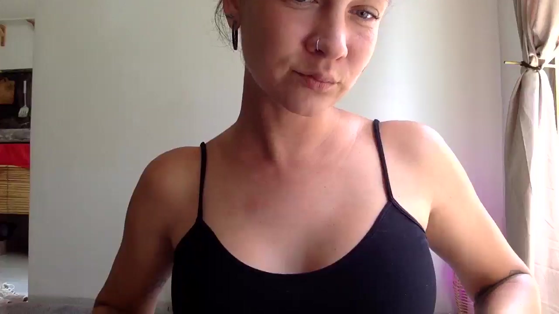 Gallery image thumbnail from Qi_ra's myfreecams stream on, 04/11/2025, 04:11 image 6 of 20