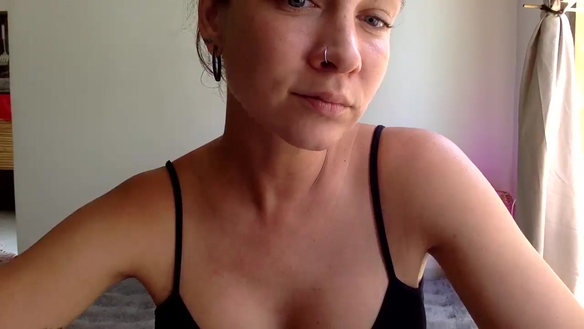 Gallery image thumbnail from Qi_ra's myfreecams stream on, 04/11/2025, 04:11 image 17 of 20