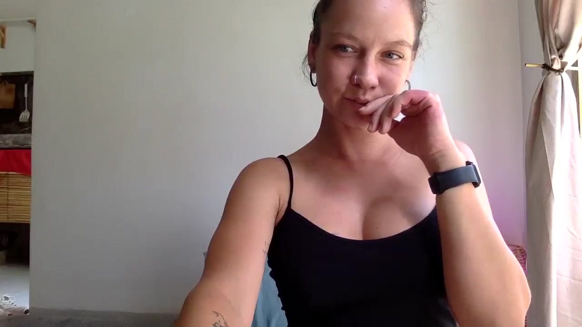 Gallery image thumbnail from Qi_ra's myfreecams stream on, 04/11/2025, 04:11 image 7 of 20