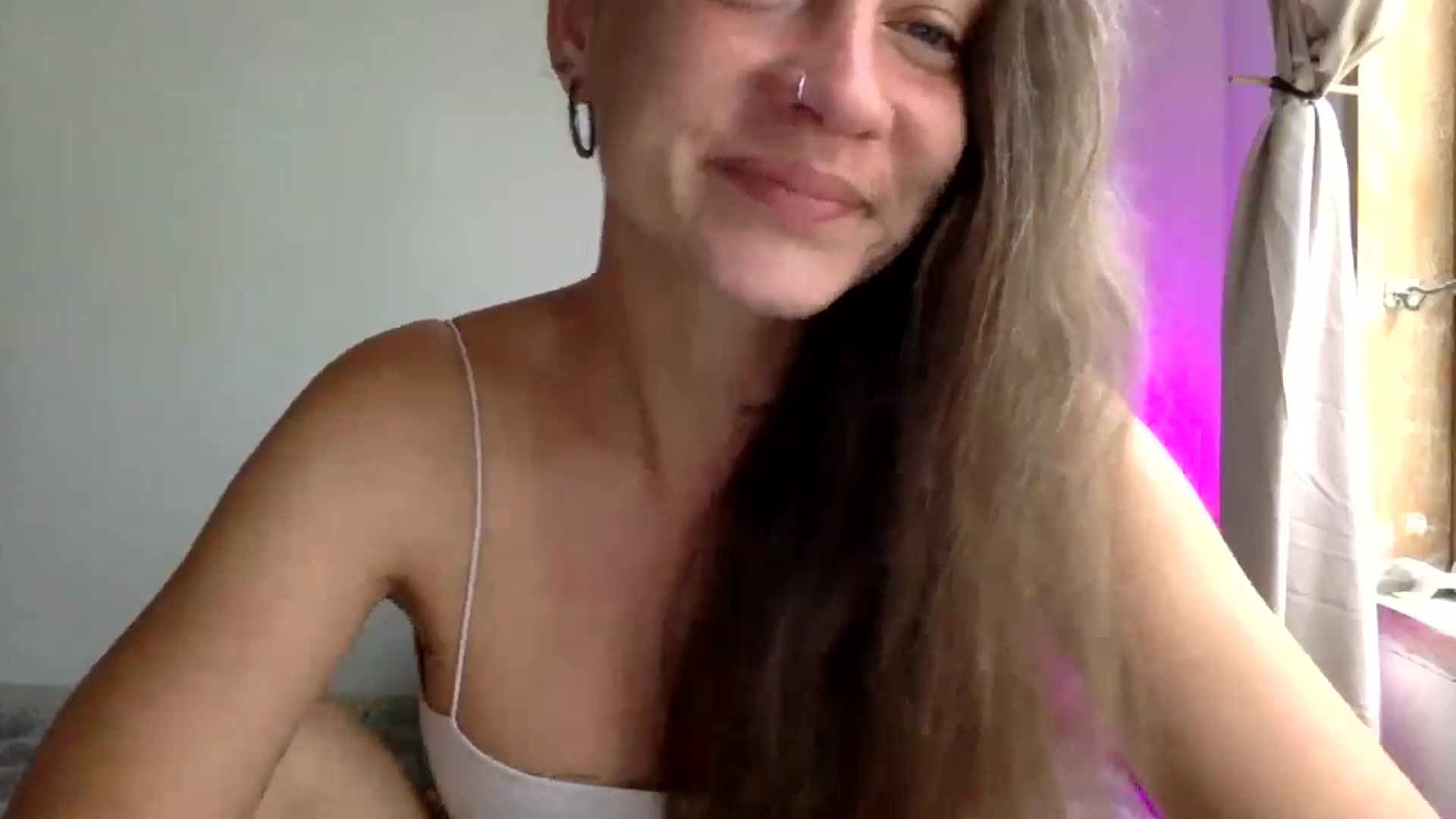 Gallery image thumbnail from Qi_ra's myfreecams stream on, 04/14/2025, 24:21 image 14 of 20
