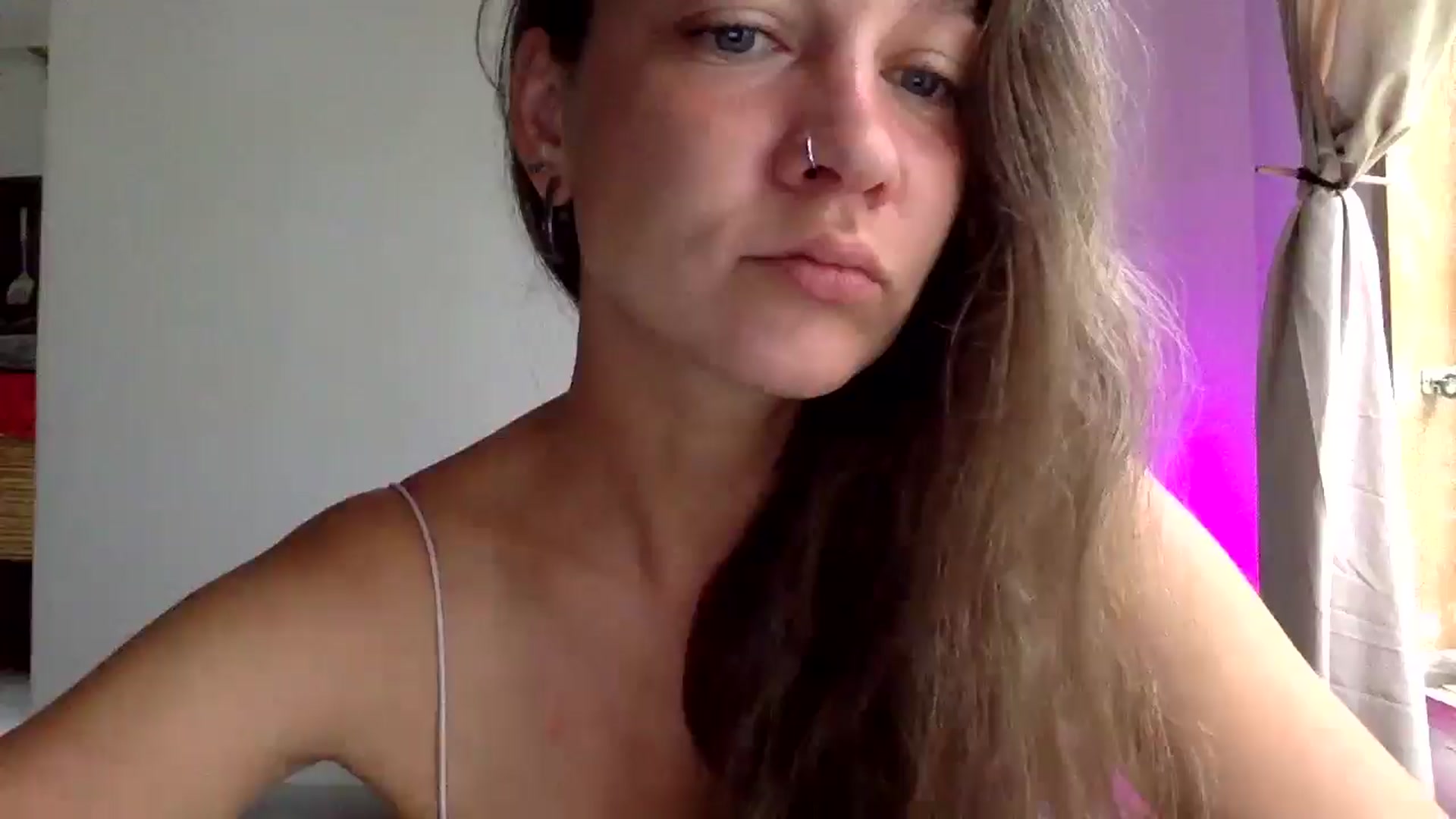 Gallery image thumbnail from Qi_ra's myfreecams stream on, 04/14/2025, 24:21 image 5 of 20
