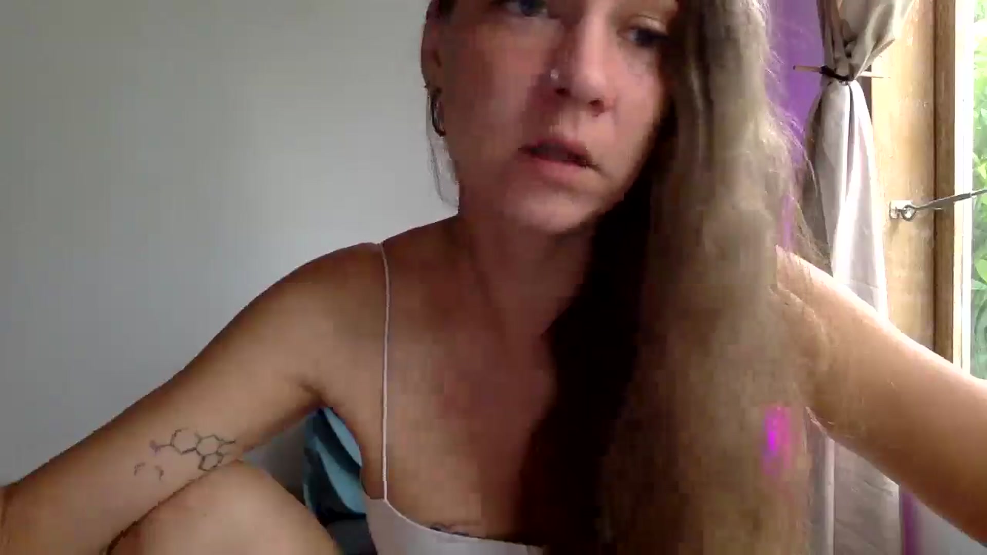 Gallery image thumbnail from Qi_ra's myfreecams stream on, 04/14/2025, 01:25 image 14 of 20