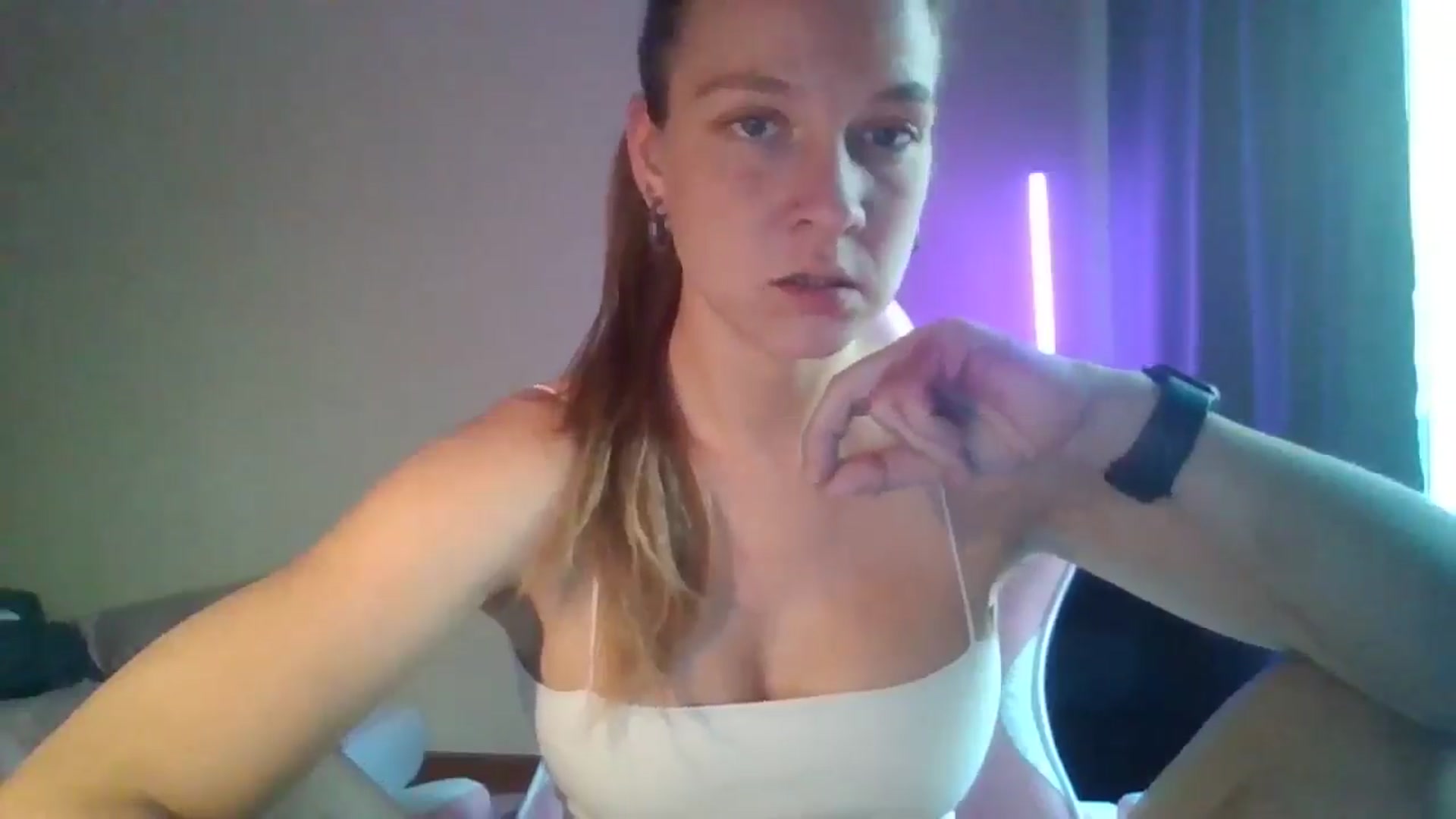Gallery image thumbnail from Qi_ra's myfreecams stream on, 04/28/2025, 07:54 image 15 of 20