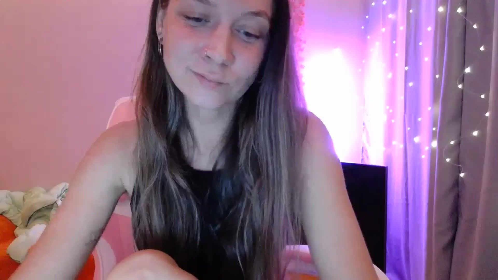 Gallery image thumbnail from Qi_ra's myfreecams stream on, 05/03/2025, 18:35 image 7 of 20