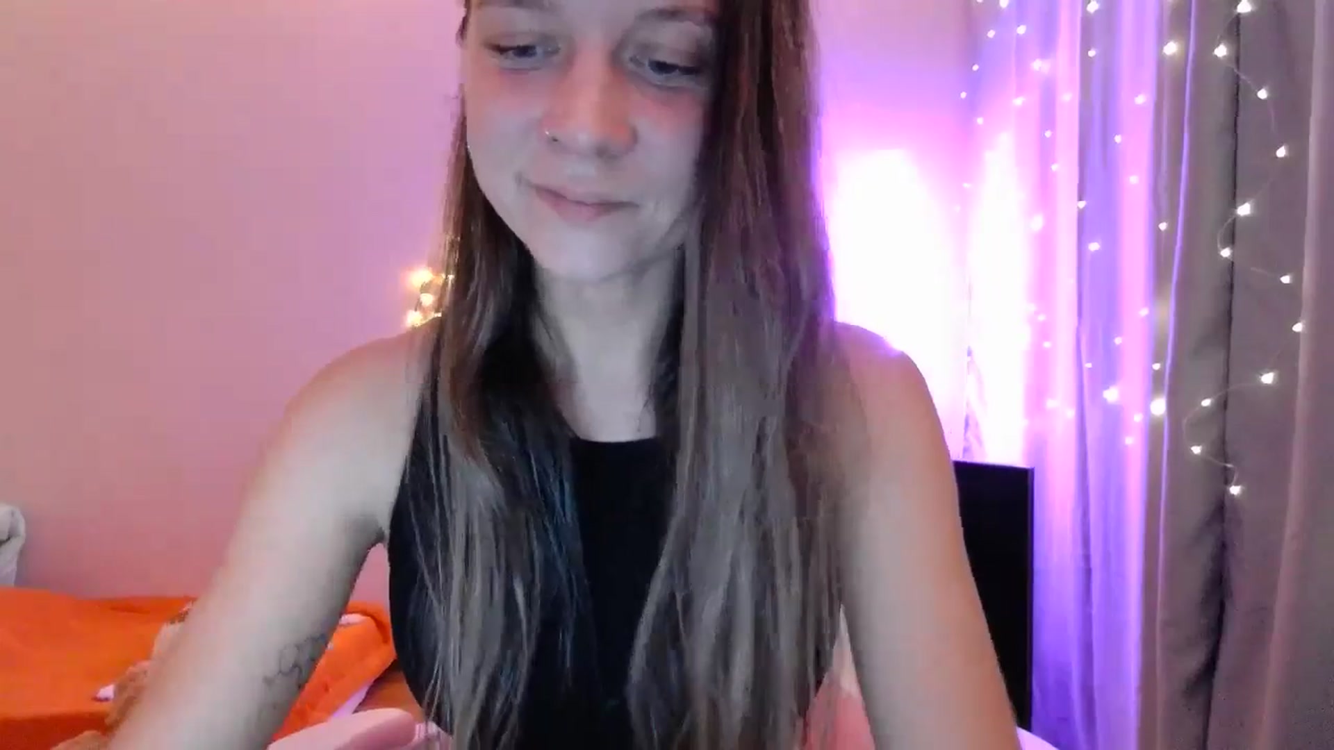 Gallery image thumbnail from Qi_ra's myfreecams stream on, 05/03/2025, 19:05 image 20 of 20