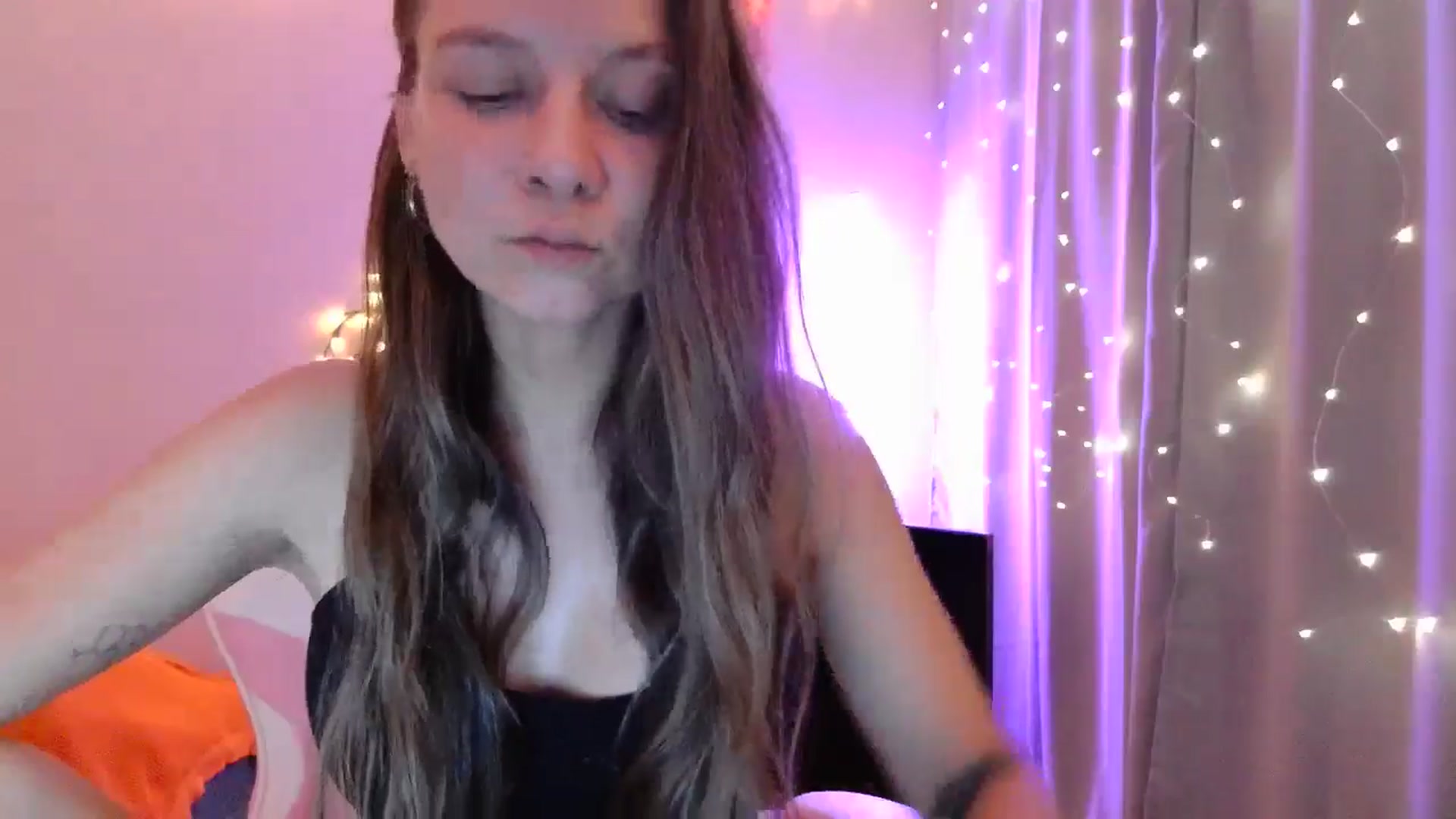 Gallery image thumbnail from Qi_ra's myfreecams stream on, 05/04/2025, 19:20 image 6 of 20