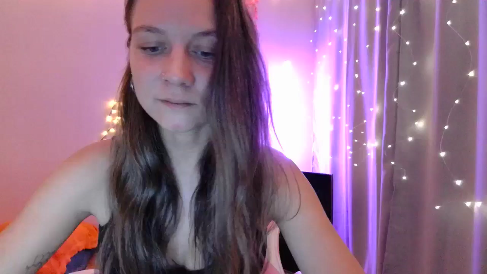 Gallery image thumbnail from Qi_ra's myfreecams stream on, 05/04/2025, 19:33 image 16 of 20
