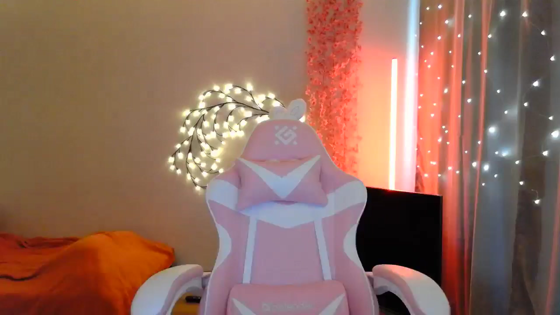 Gallery image thumbnail from Qi_ra's myfreecams stream on, 05/06/2025, 09:42 image 4 of 20