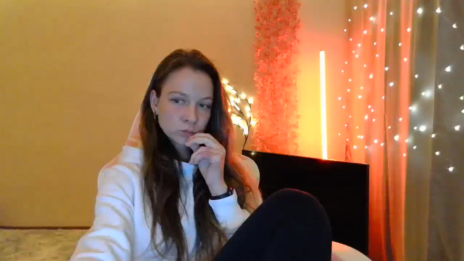 Gallery image thumbnail from Qi_ra's myfreecams stream on, 05/08/2025, 18:11 image 16 of 20