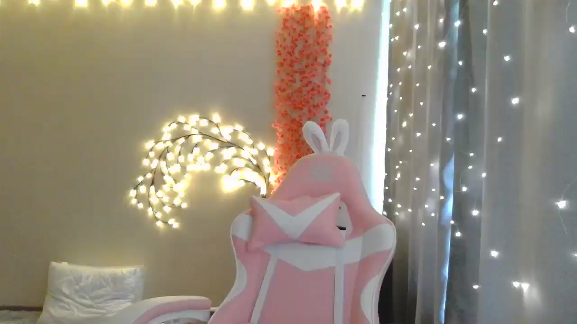 Gallery image thumbnail from Qi_ra's myfreecams stream on, 05/13/2025, 10:01 image 13 of 20