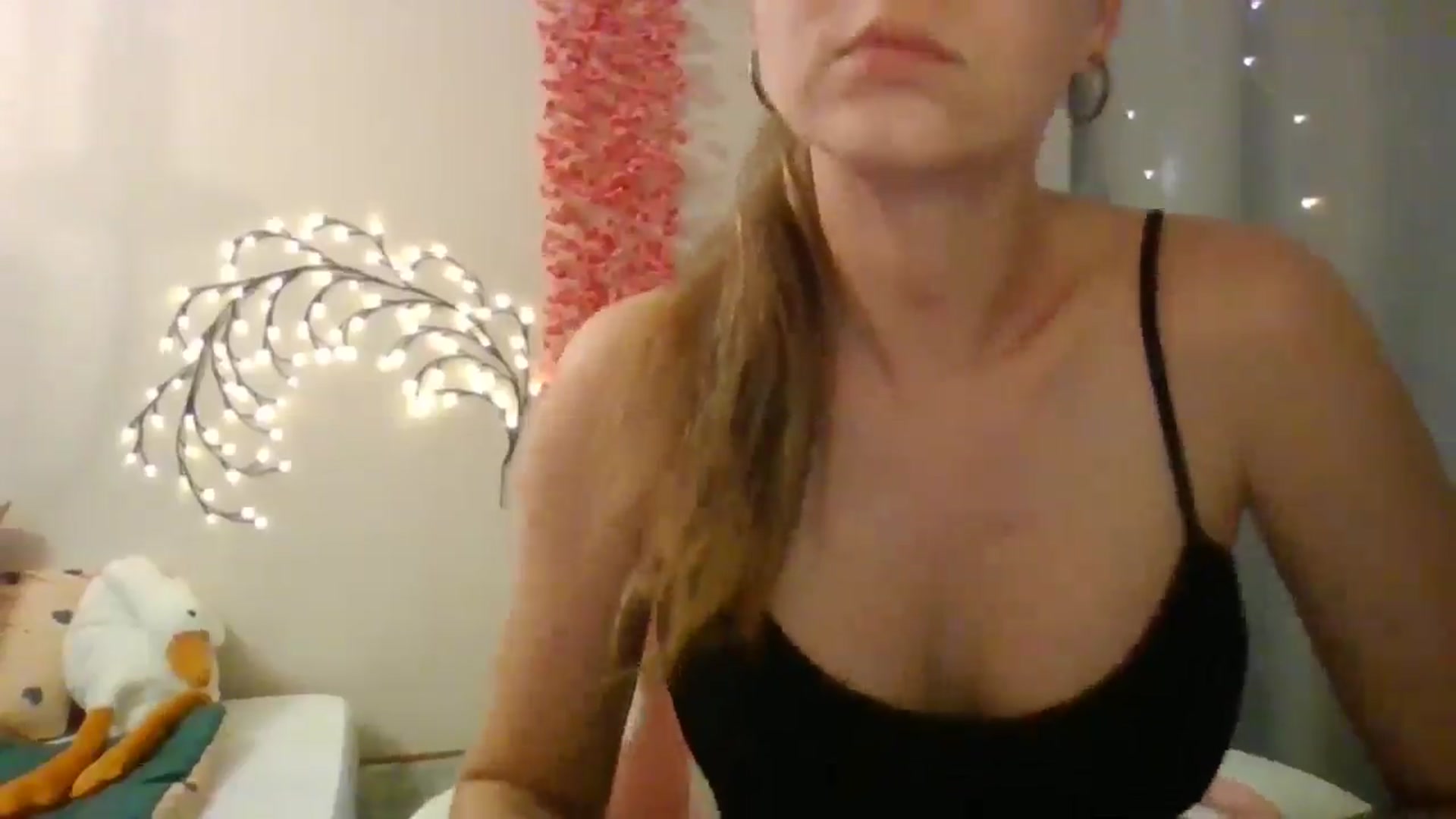 Gallery image thumbnail from Qi_ra's myfreecams stream on, 06/09/2025, 16:17 image 13 of 20