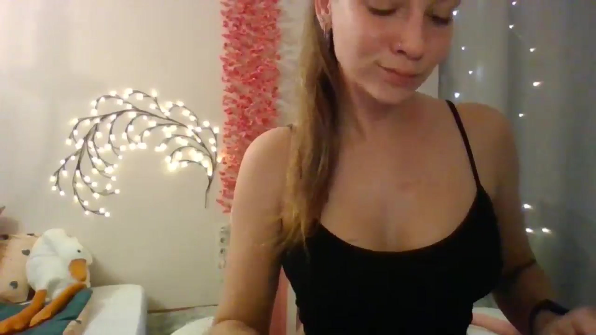 Gallery image thumbnail from Qi_ra's myfreecams stream on, 06/09/2025, 16:17 image 14 of 20