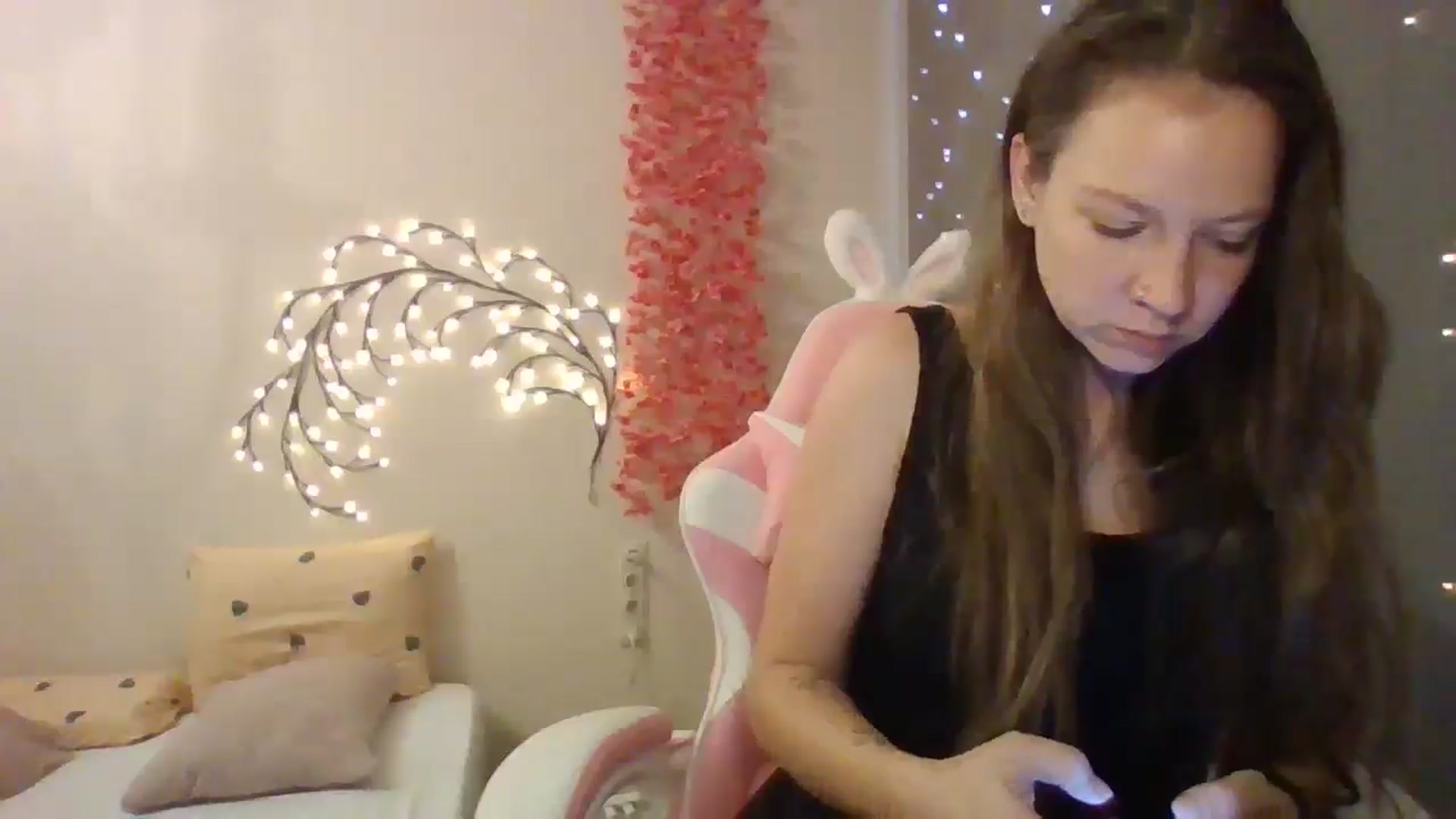 Gallery image thumbnail from Qi_ra's myfreecams stream on, 06/14/2025, 09:35 image 14 of 20