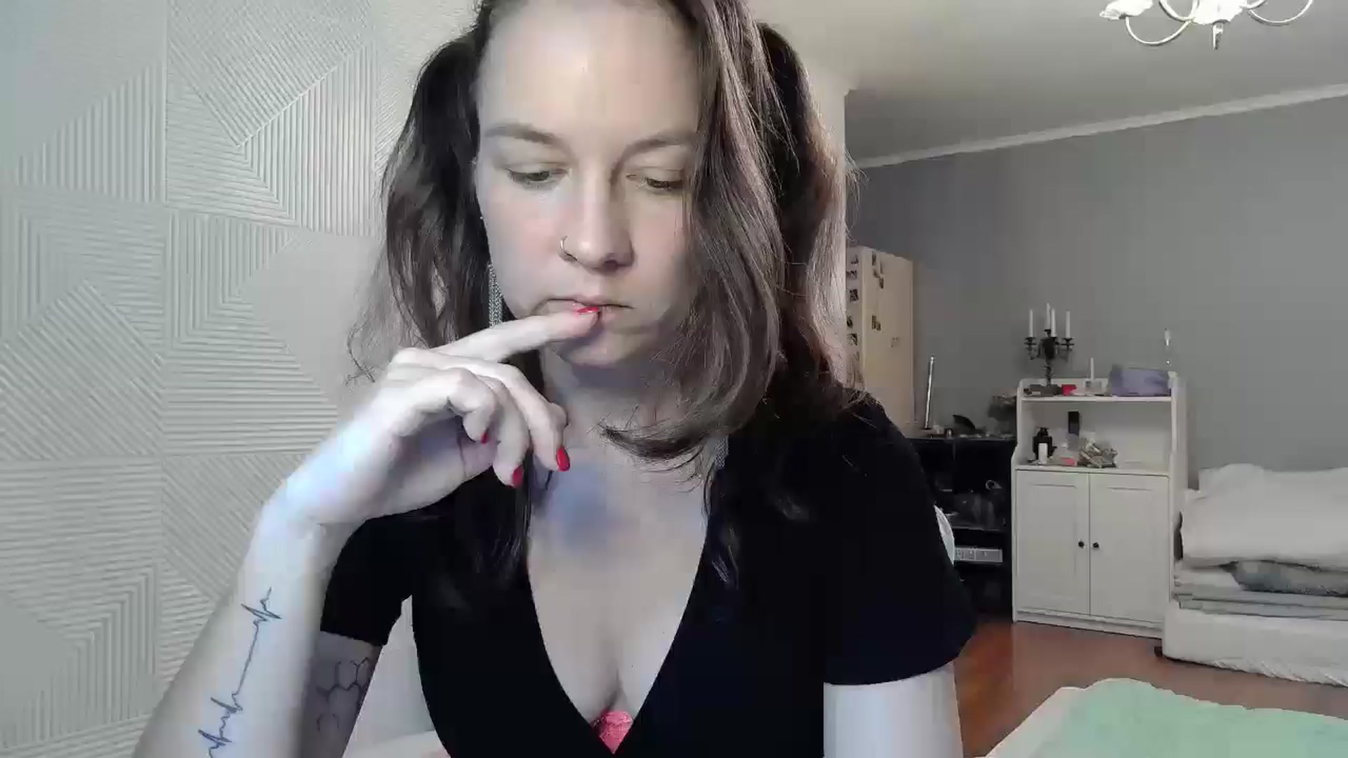 Gallery image thumbnail from Qi_ra's myfreecams stream on, 08/23/2025, 09:29 image 2 of 20
