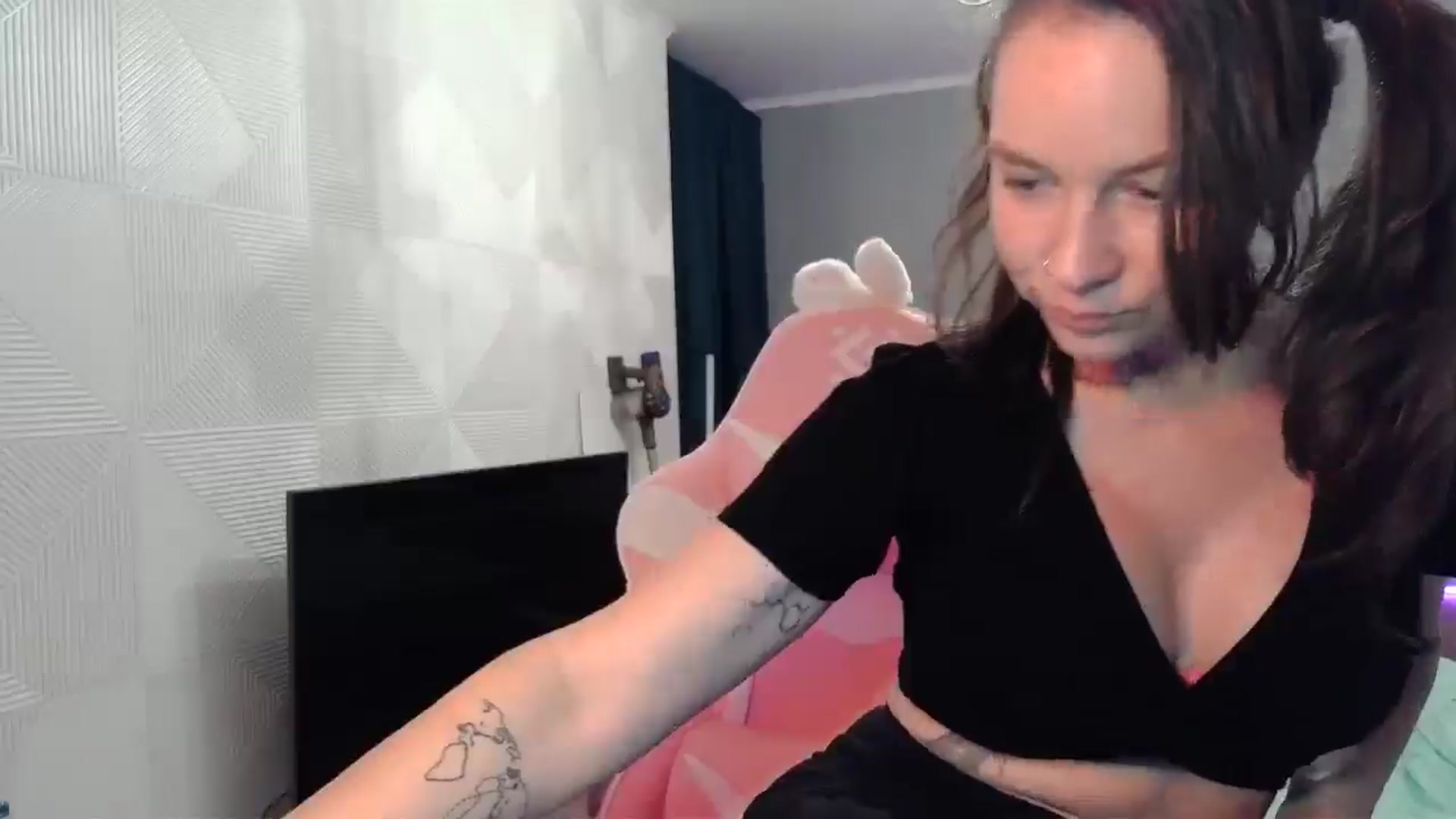 Gallery image thumbnail from Qi_ra's myfreecams stream on, 09/06/2025, 07:45 image 11 of 20