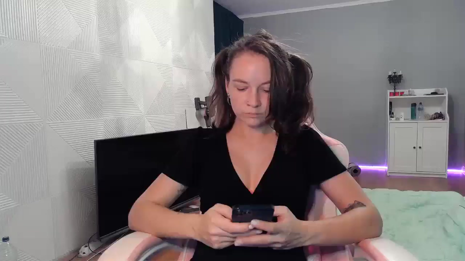 Gallery image thumbnail from Qi_ra's myfreecams stream on, 09/06/2025, 08:18 image 1 of 20