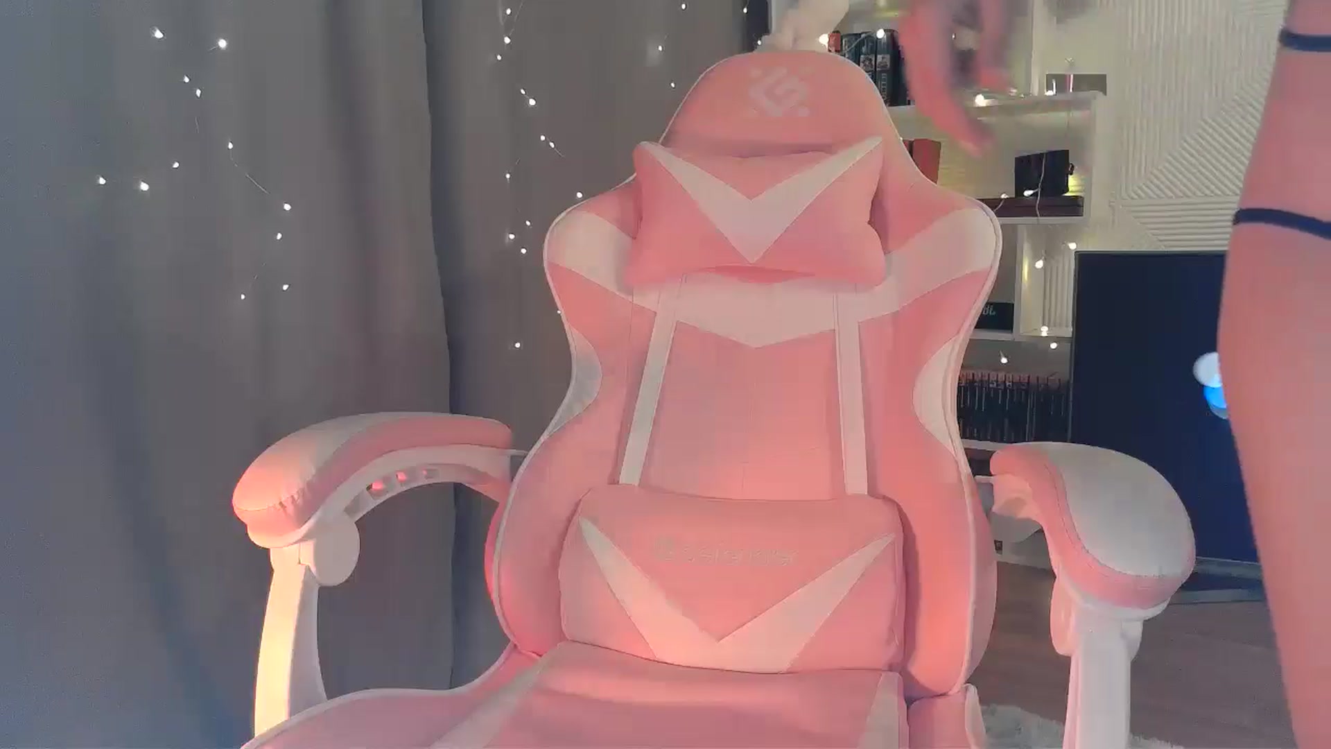 Gallery image thumbnail from Qi_ra's myfreecams stream on, 09/24/2025, 07:39 image 7 of 20