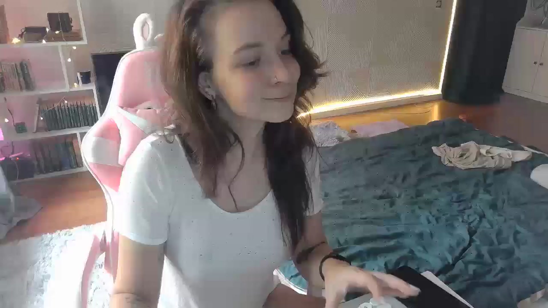 Gallery image thumbnail from Qi_ra's myfreecams stream on, 10/11/2025, 10:25 image 2 of 20