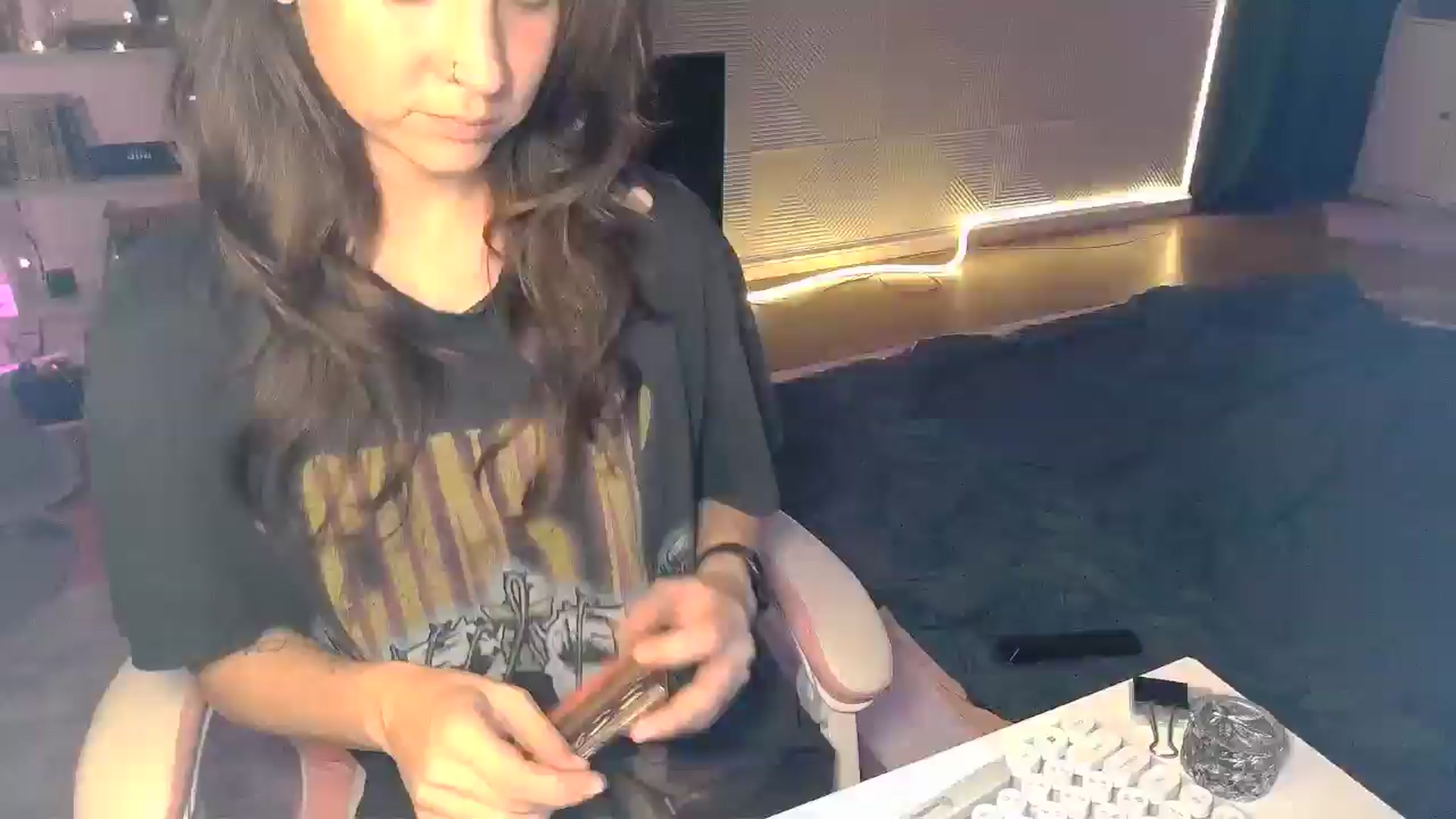 Gallery image thumbnail from Qi_ra's myfreecams stream on, 10/16/2025, 18:16 image 6 of 20