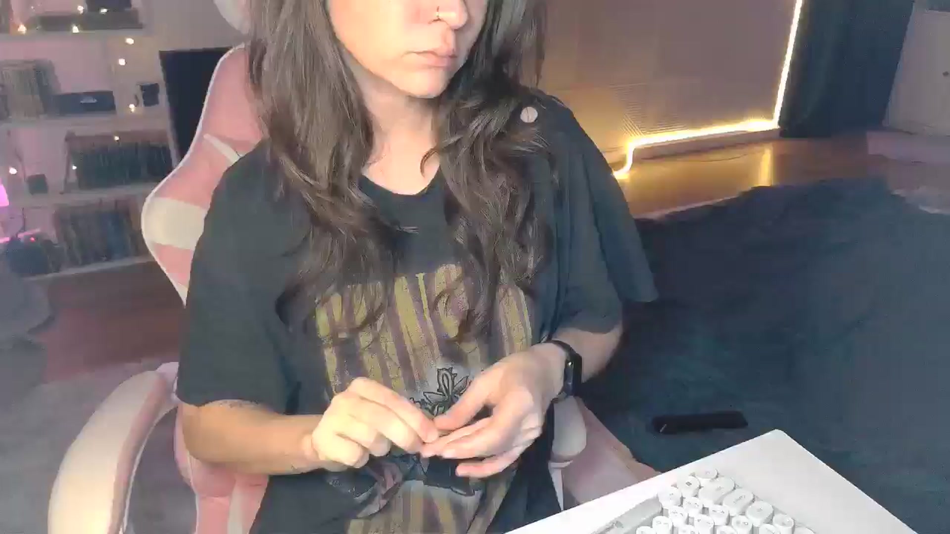 Gallery image thumbnail from Qi_ra's myfreecams stream on, 10/16/2025, 18:16 image 15 of 20