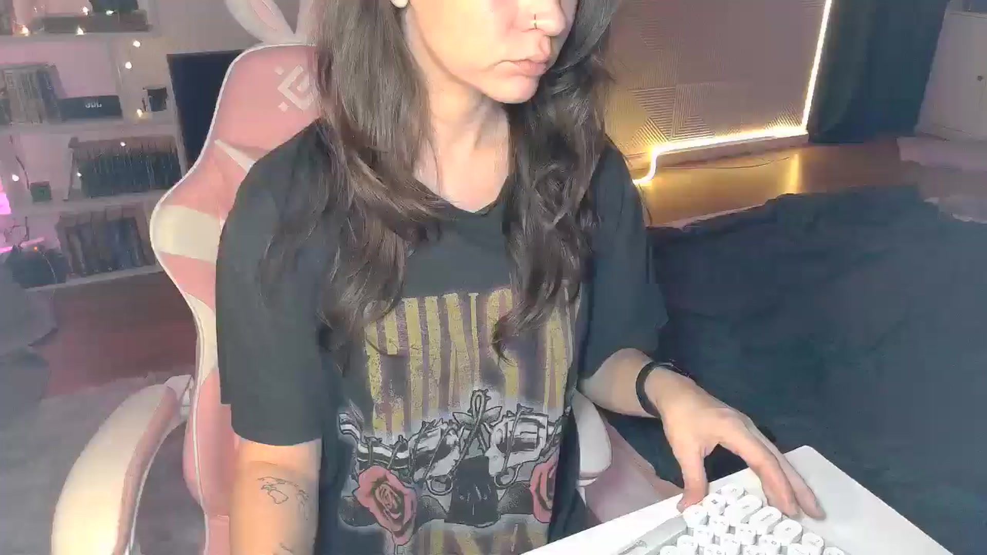 Gallery image thumbnail from Qi_ra's myfreecams stream on, 10/16/2025, 18:16 image 17 of 20
