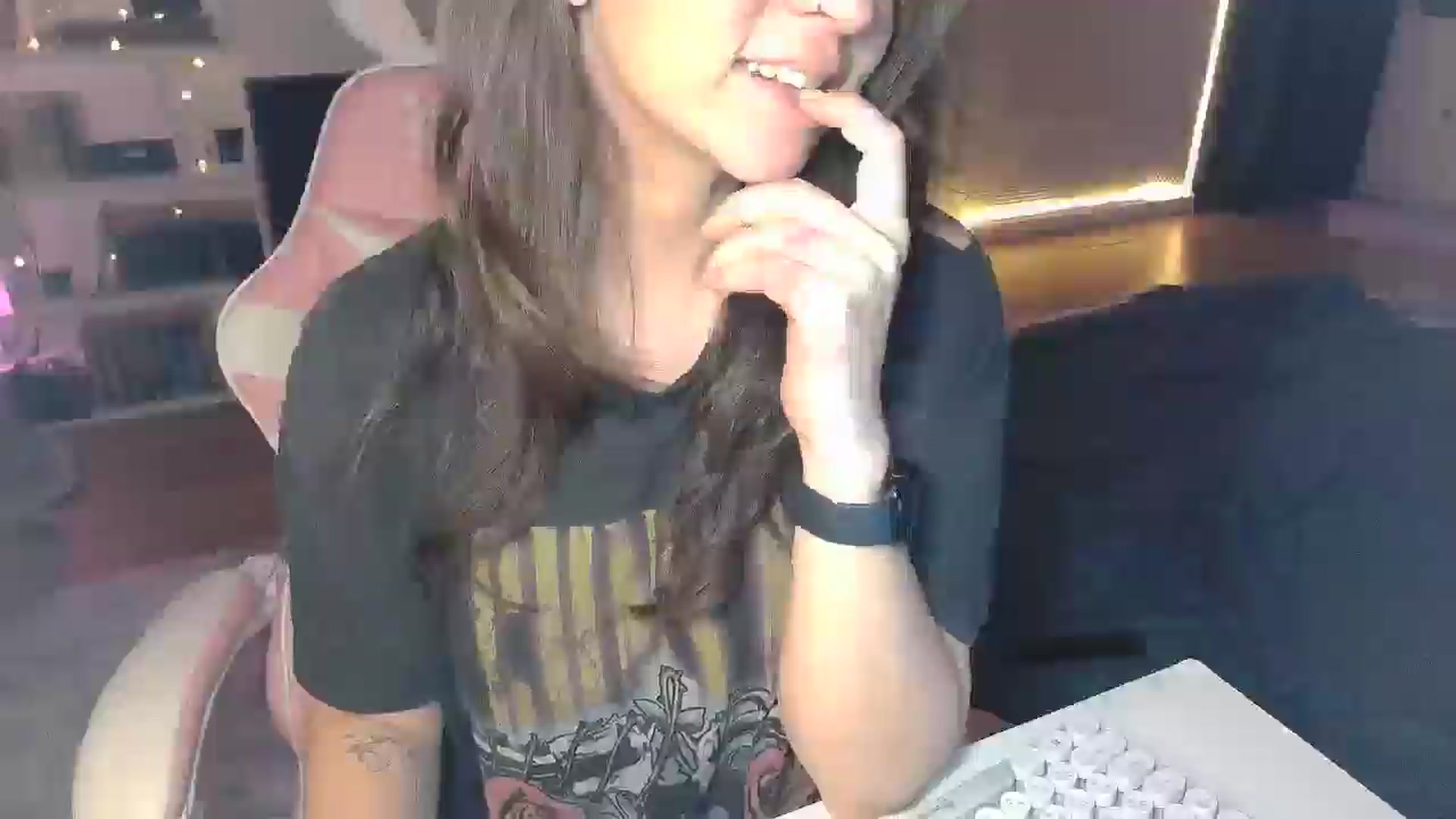 Gallery image thumbnail from Qi_ra's myfreecams stream on, 10/16/2025, 18:16 image 18 of 20