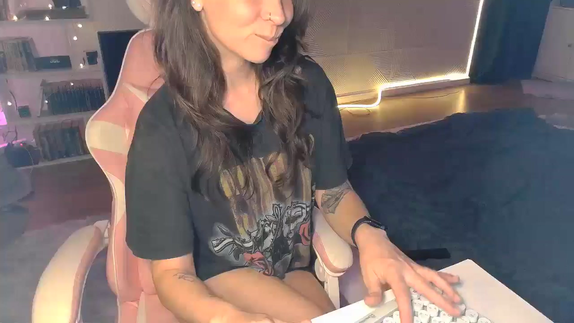 Gallery image thumbnail from Qi_ra's myfreecams stream on, 10/16/2025, 18:16 image 5 of 20