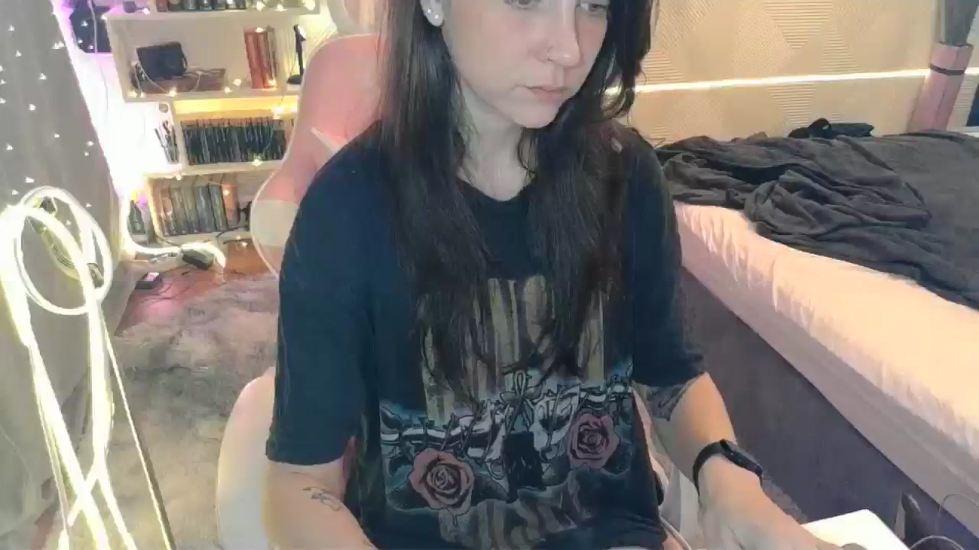 Gallery image thumbnail from Qi_ra's myfreecams stream on, 12/03/2025, 21:46 image 4 of 20