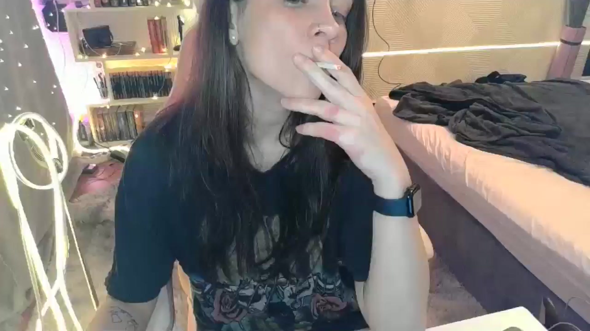 Gallery image thumbnail from Qi_ra's myfreecams stream on, 12/03/2025, 21:46 image 2 of 20