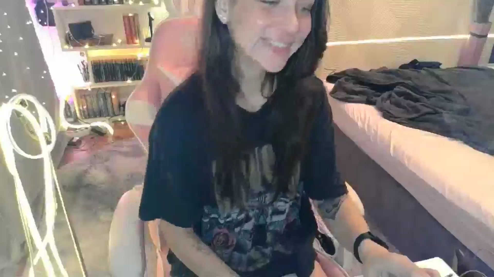 Gallery image thumbnail from Qi_ra's myfreecams stream on, 12/03/2025, 21:46 image 5 of 20