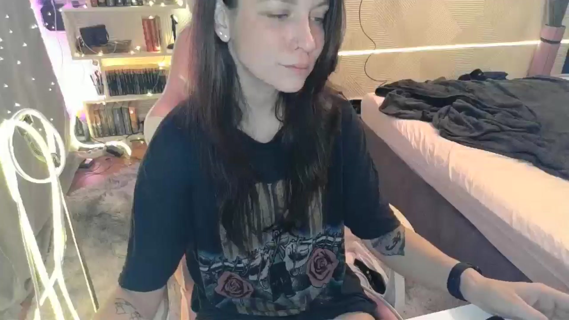 Gallery image thumbnail from Qi_ra's myfreecams stream on, 12/03/2025, 21:46 image 3 of 20