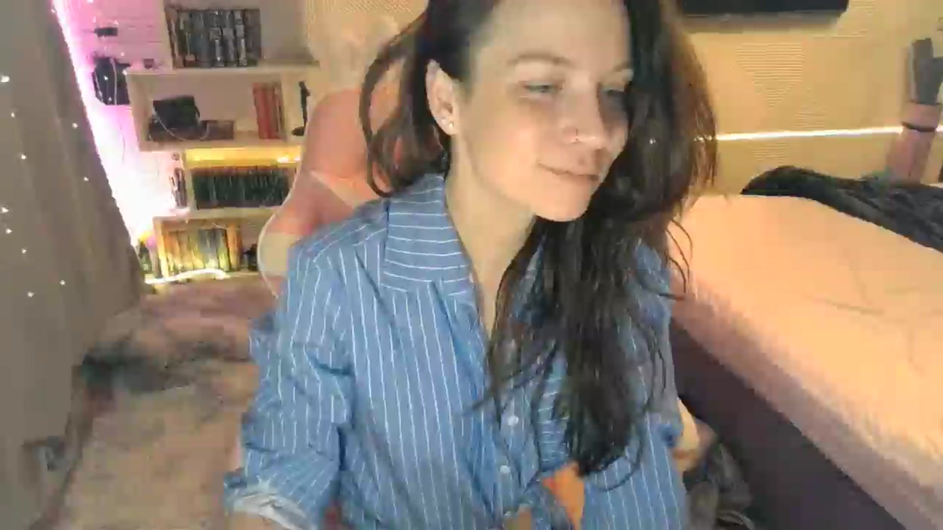 Gallery image thumbnail from Qi_ra's myfreecams stream on, 12/05/2025, 20:50 image 6 of 20