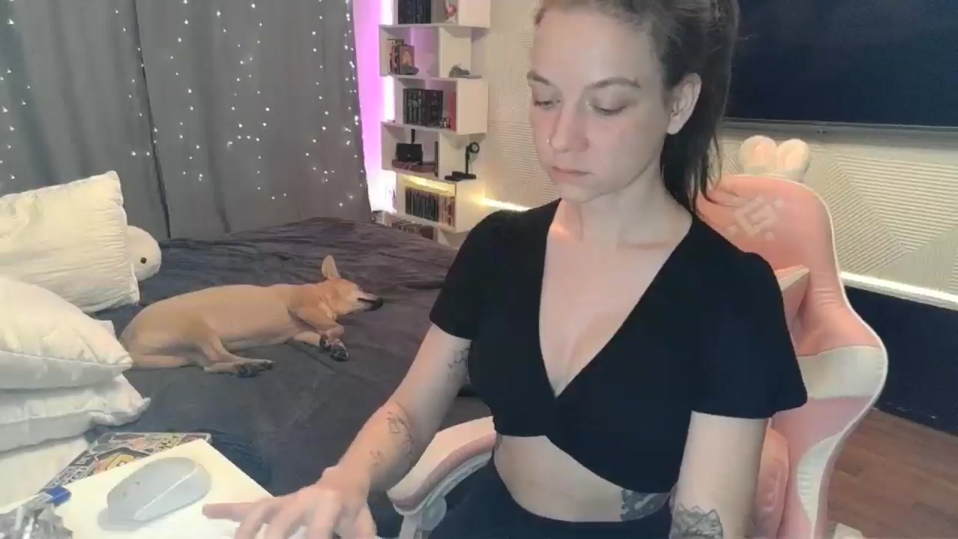 Gallery image thumbnail from Qi_ra's myfreecams stream on, 12/21/2025, 05:05 image 19 of 20