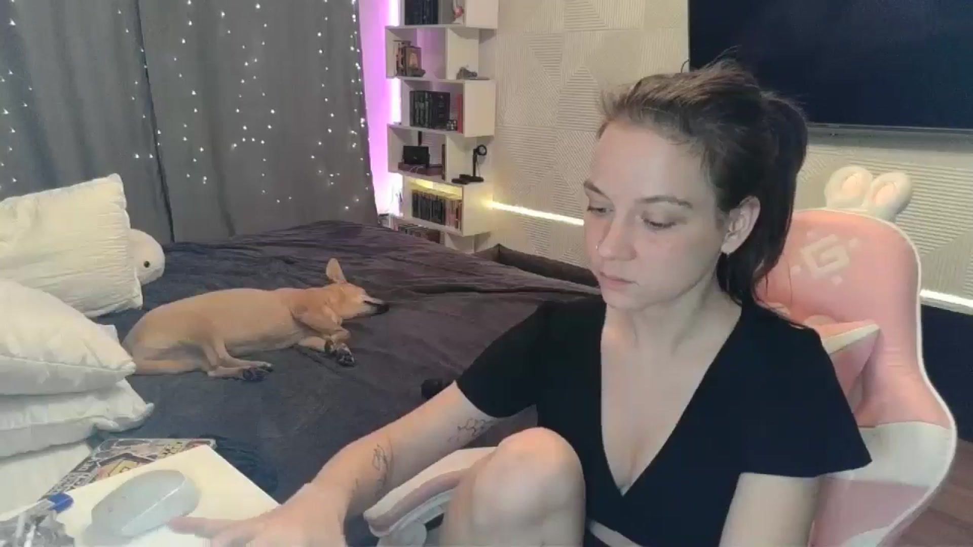 Gallery image thumbnail from Qi_ra's myfreecams stream on, 12/21/2025, 05:05 image 17 of 20