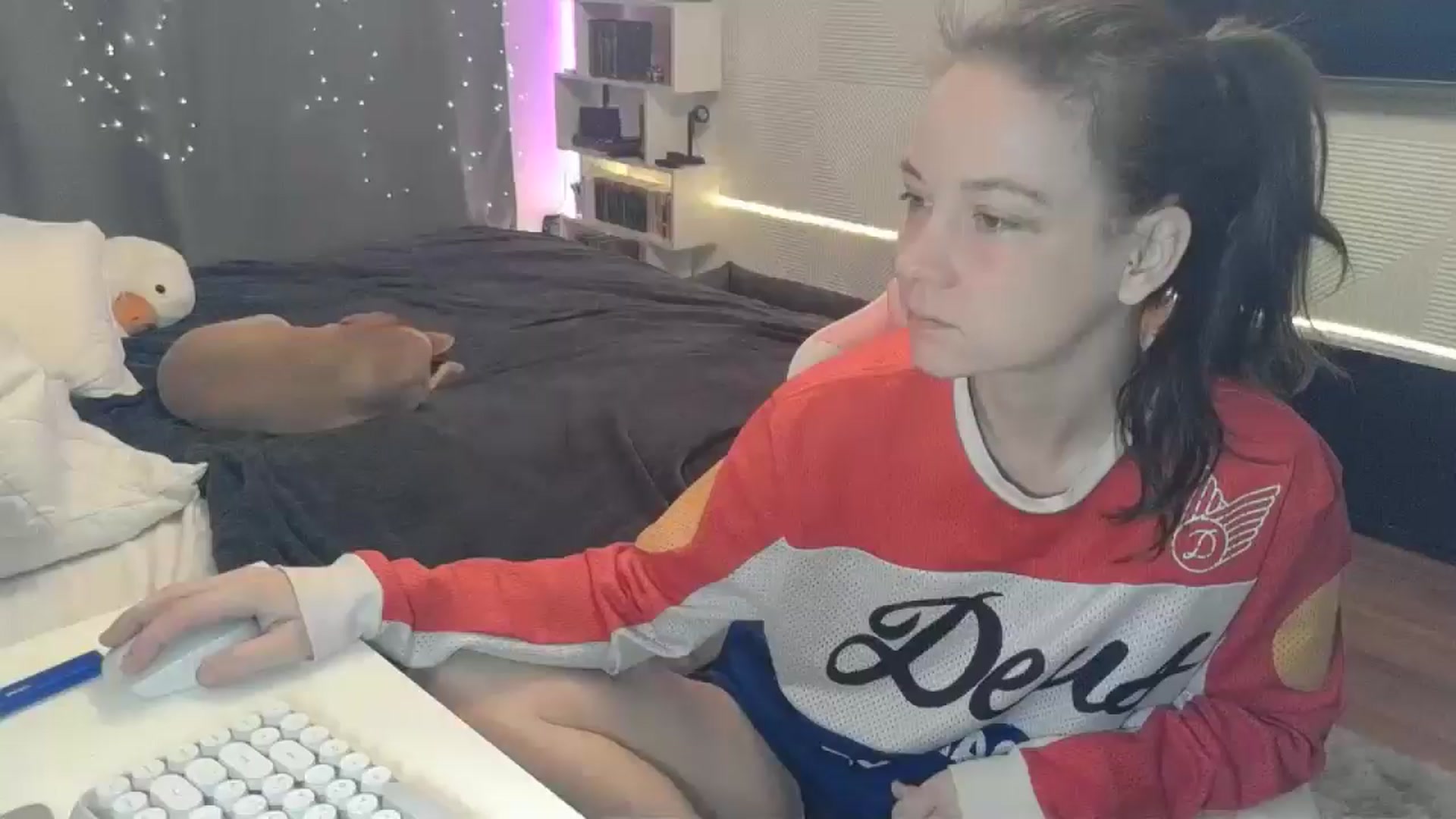 Gallery image thumbnail from Qi_ra's myfreecams stream on, 12/22/2025, 24:30 image 13 of 20