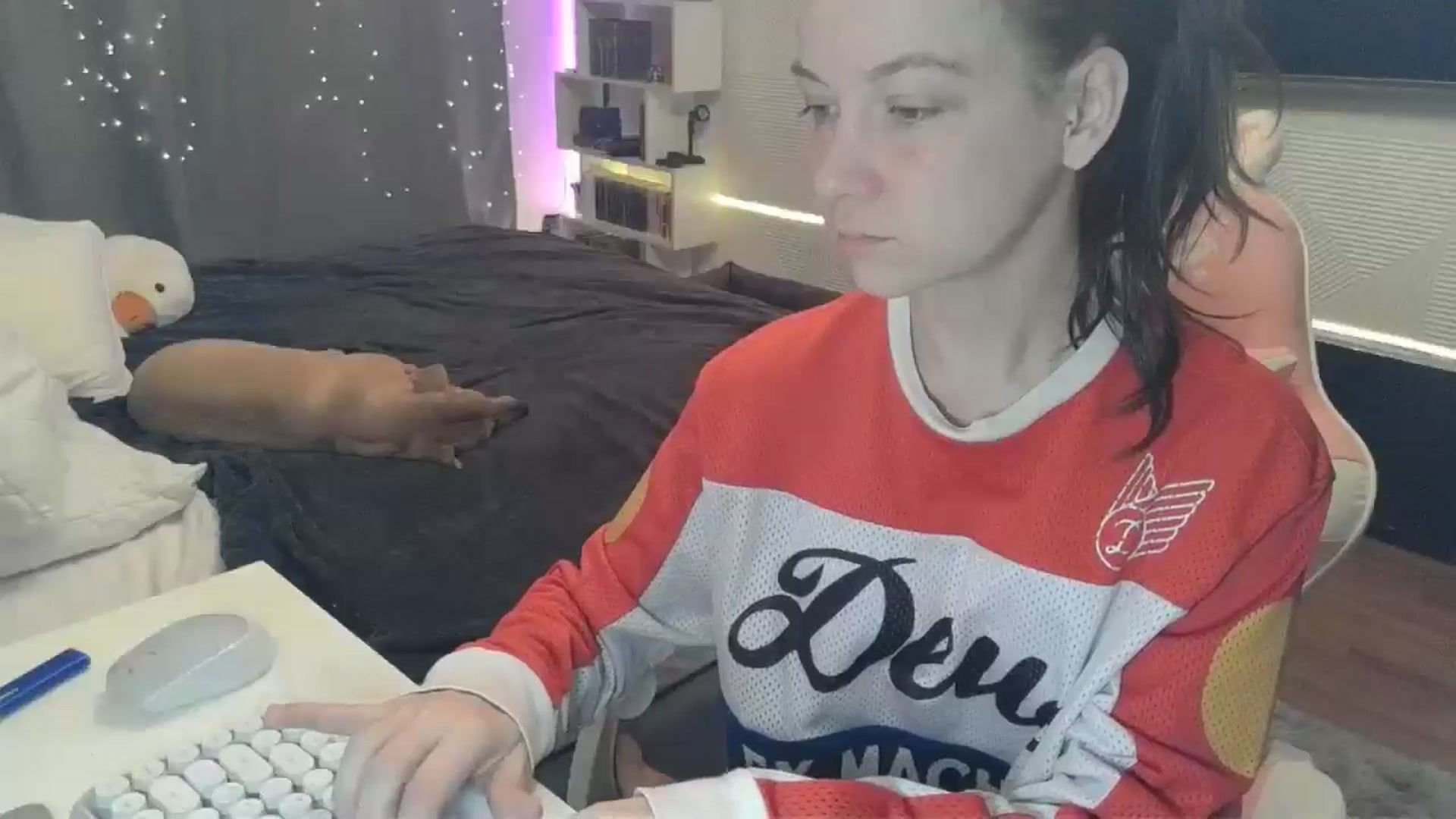 Gallery image thumbnail from Qi_ra's myfreecams stream on, 12/22/2025, 24:30 image 16 of 20