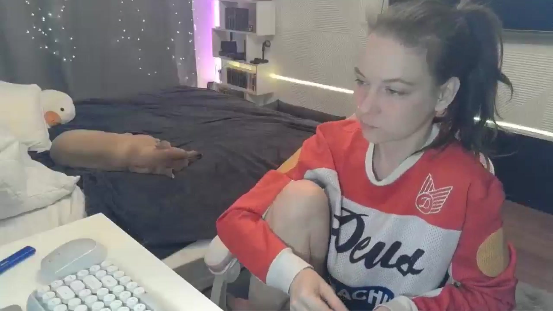 Gallery image thumbnail from Qi_ra's myfreecams stream on, 12/22/2025, 24:30 image 18 of 20