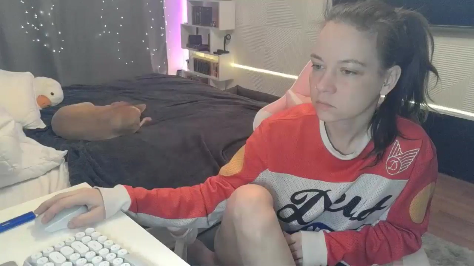 Gallery image thumbnail from Qi_ra's myfreecams stream on, 12/22/2025, 24:30 image 12 of 20