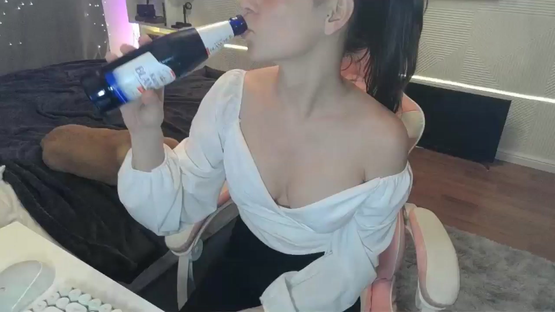 Gallery image thumbnail from Qi_ra's myfreecams stream on, 12/22/2025, 22:44 image 2 of 20