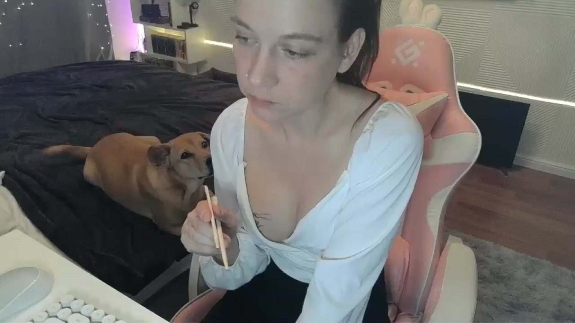Gallery image thumbnail from Qi_ra's myfreecams stream on, 12/22/2025, 22:44 image 9 of 20