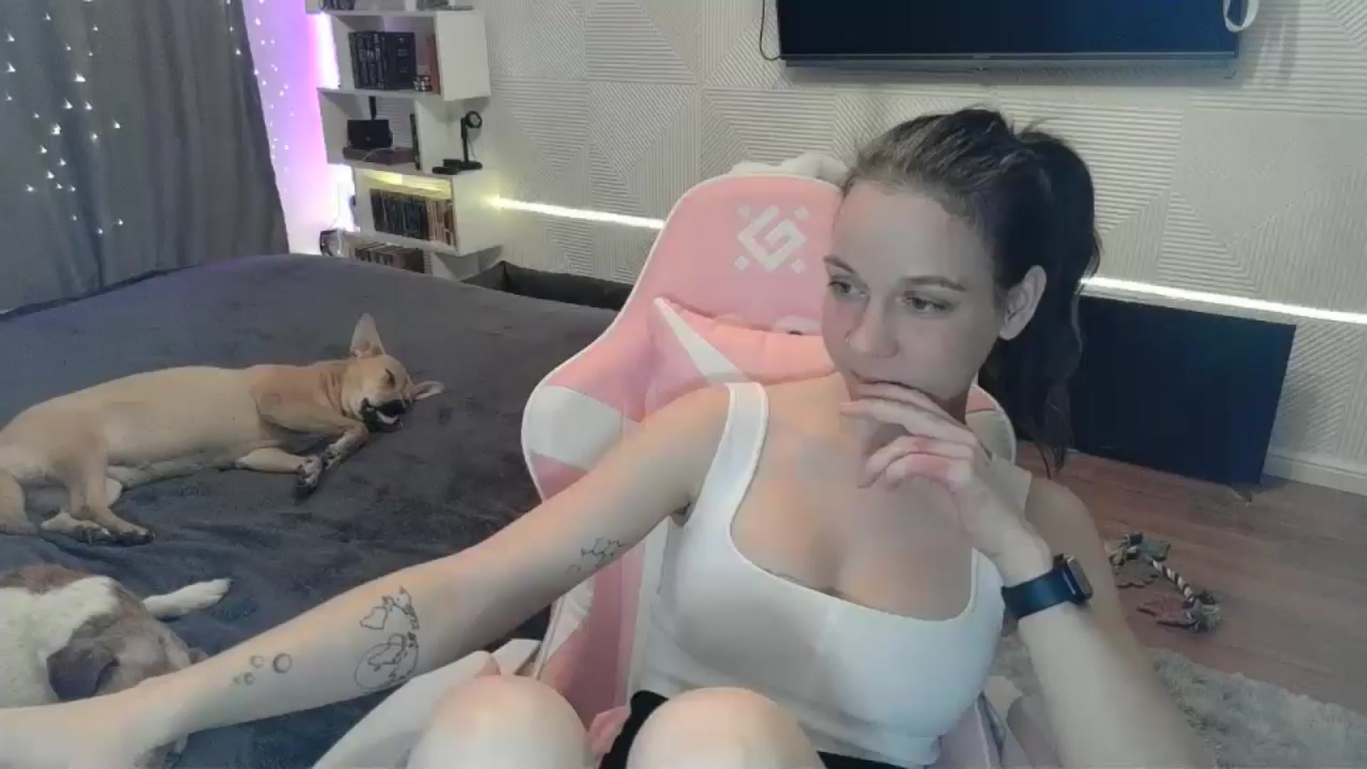 Gallery image thumbnail from Qi_ra's myfreecams stream on, 12/31/2025, 01:00 image 10 of 20