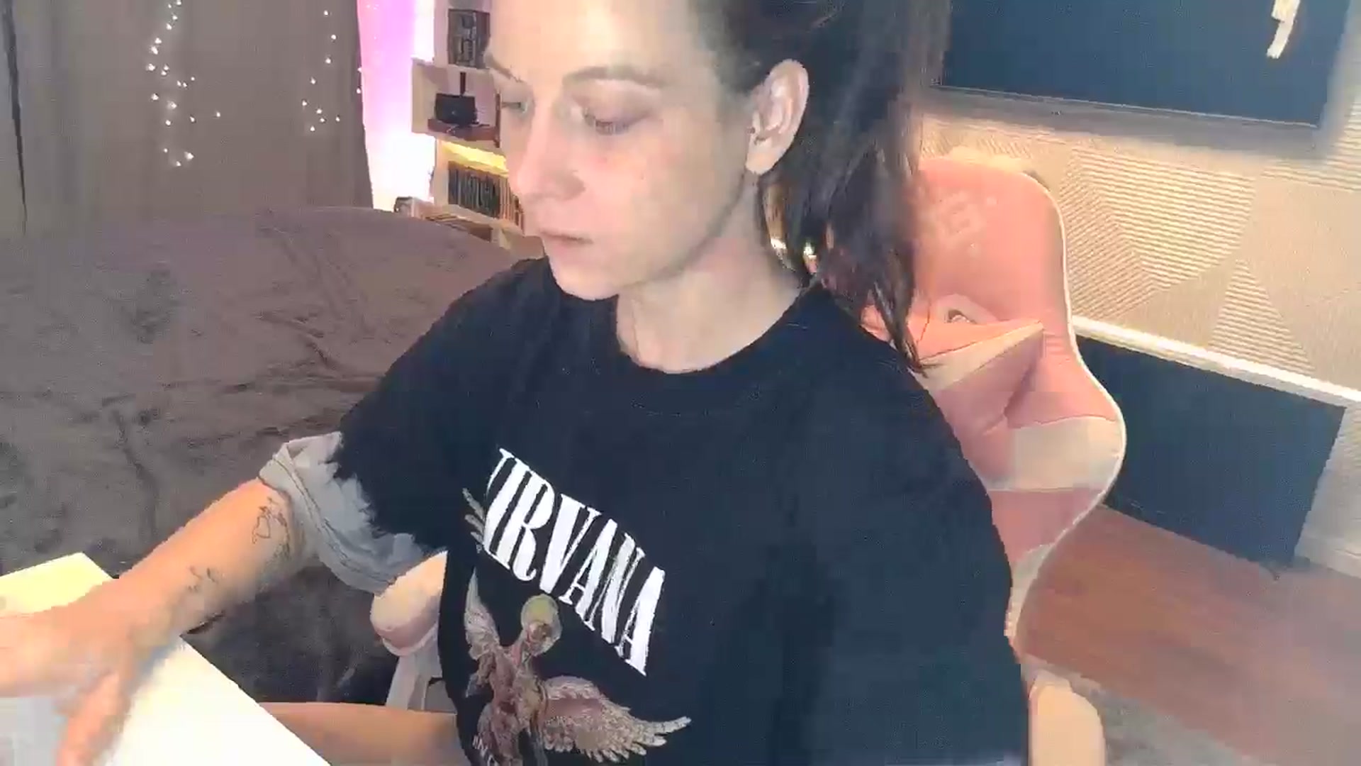 Gallery image thumbnail from Qi_ra's myfreecams stream on, 01/01/2026, 23:04 image 18 of 20