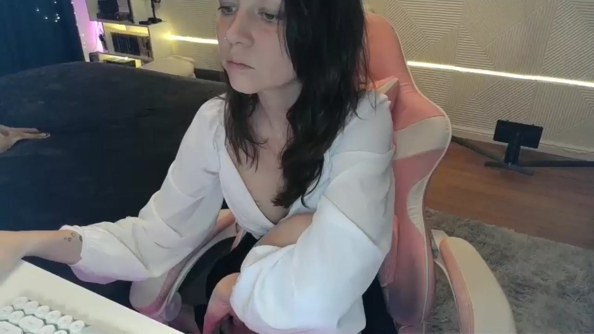Gallery image thumbnail from Qi_ra's myfreecams stream on, 02/15/2026, 17:30 image 13 of 20