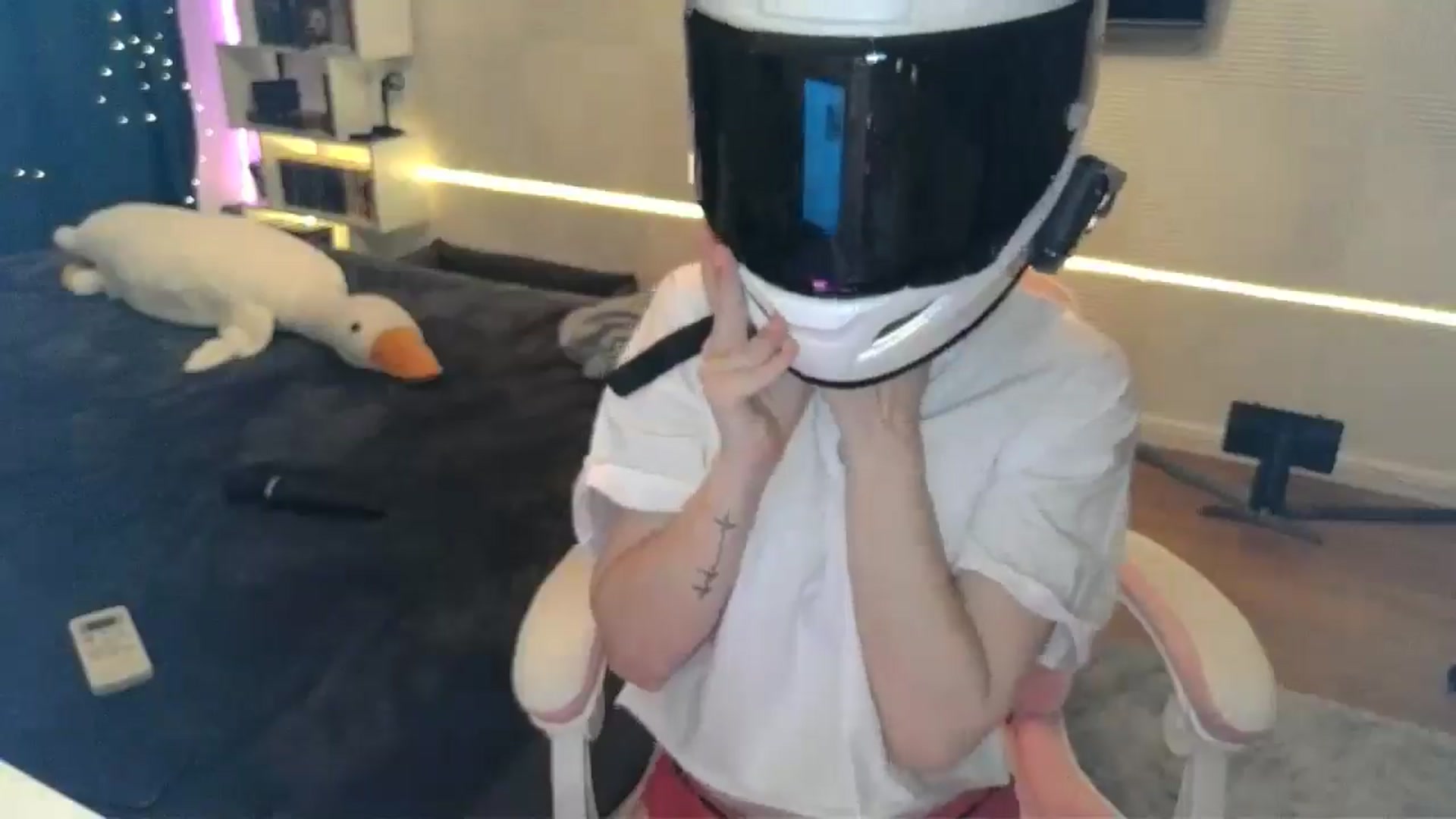 Gallery image thumbnail from Qi_ra's myfreecams stream on, 02/16/2026, 21:36 image 17 of 20