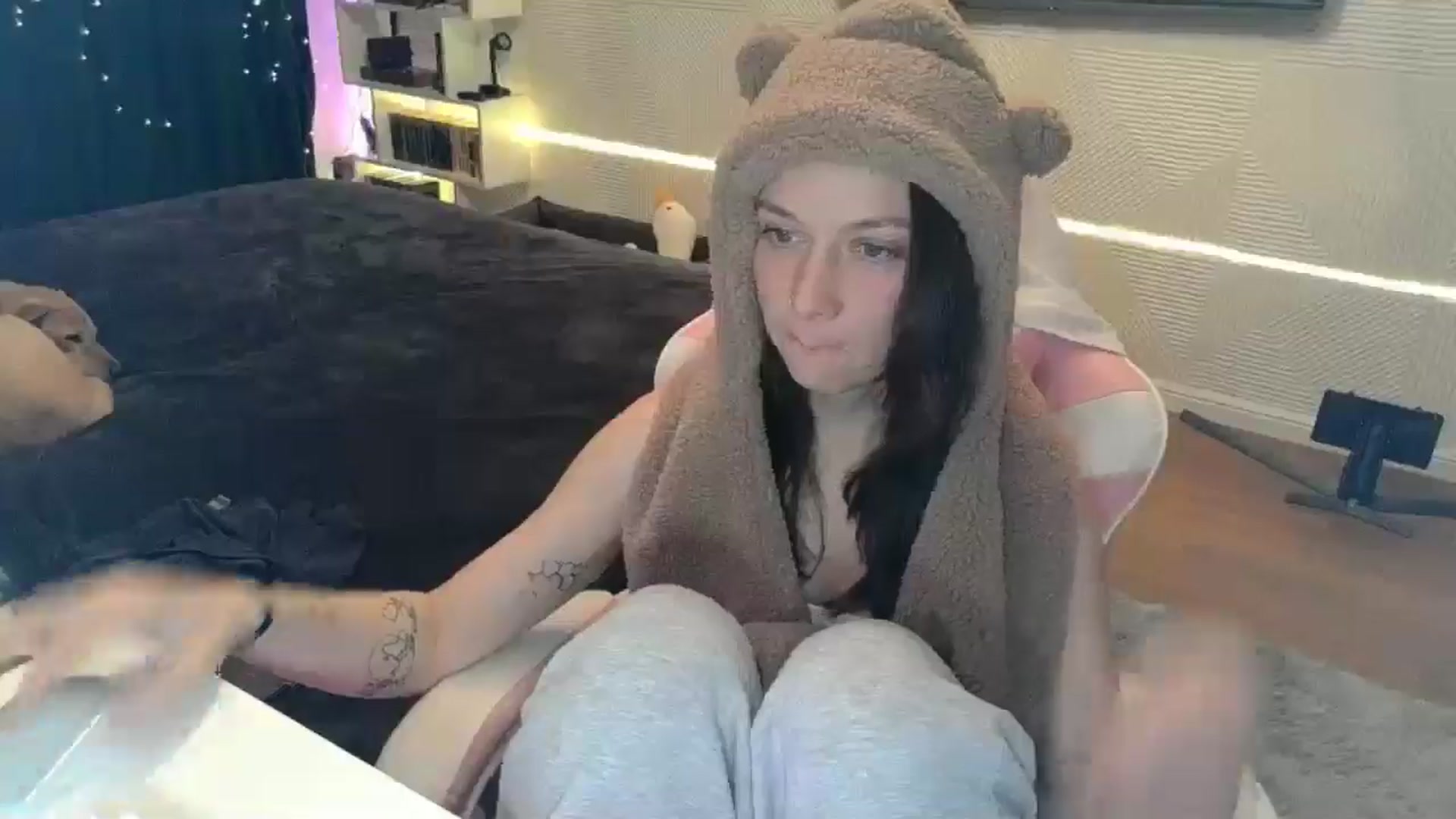 Gallery image thumbnail from Qi_ra's myfreecams stream on, 02/17/2026, 21:26 image 16 of 20
