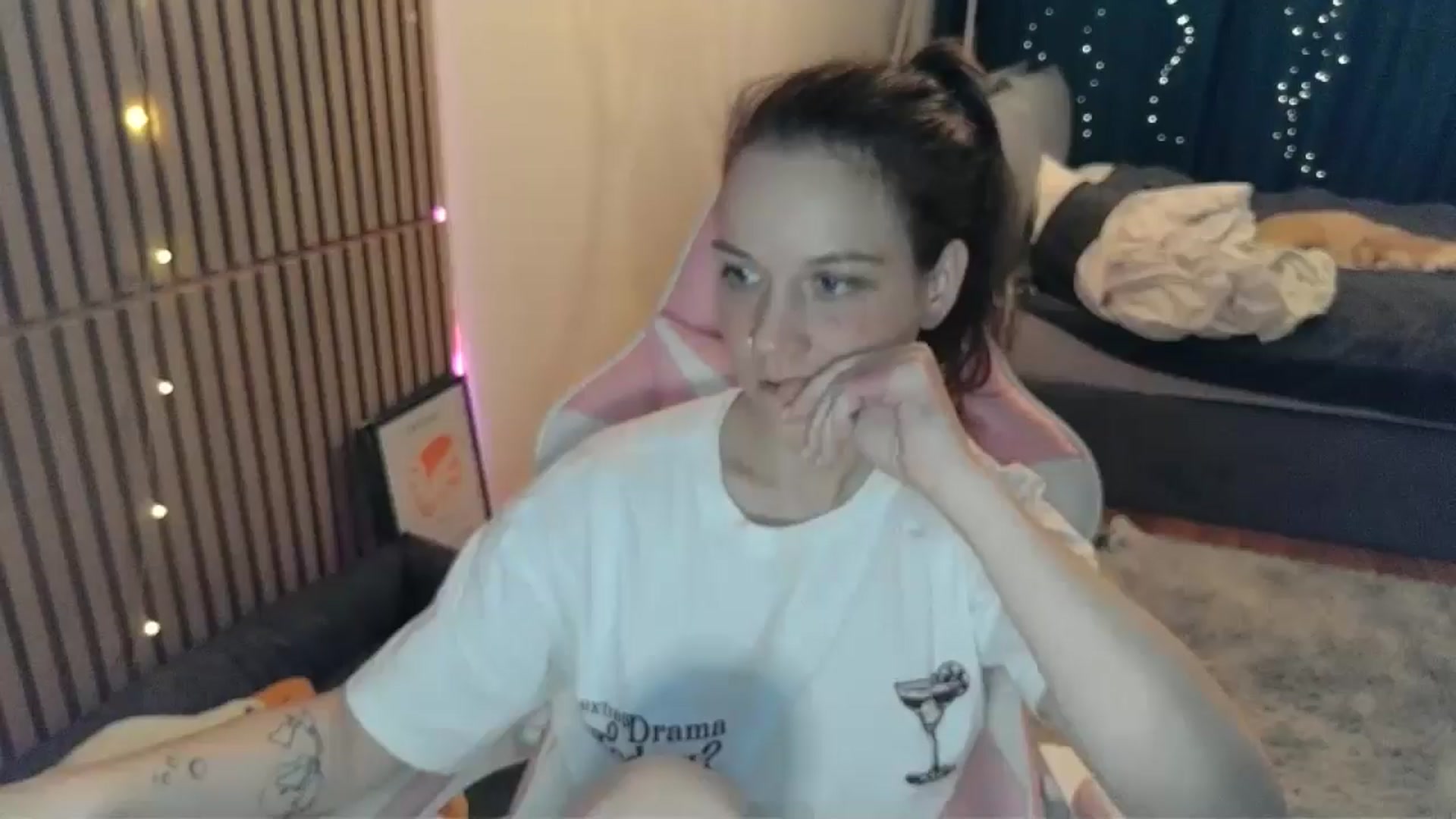Gallery image thumbnail from Qi_ra's myfreecams stream on, 03/01/2026, 24:15 image 4 of 20