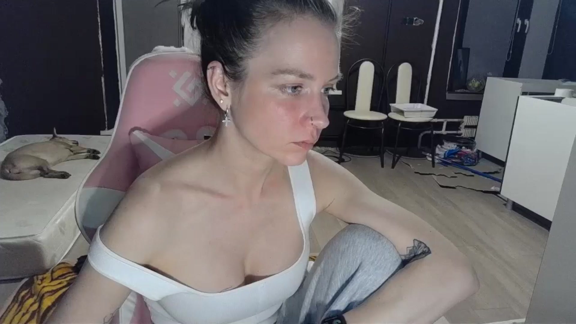 Gallery image thumbnail from Qi_ra's myfreecams stream on, 04/14/2026, 19:53 image 17 of 20
